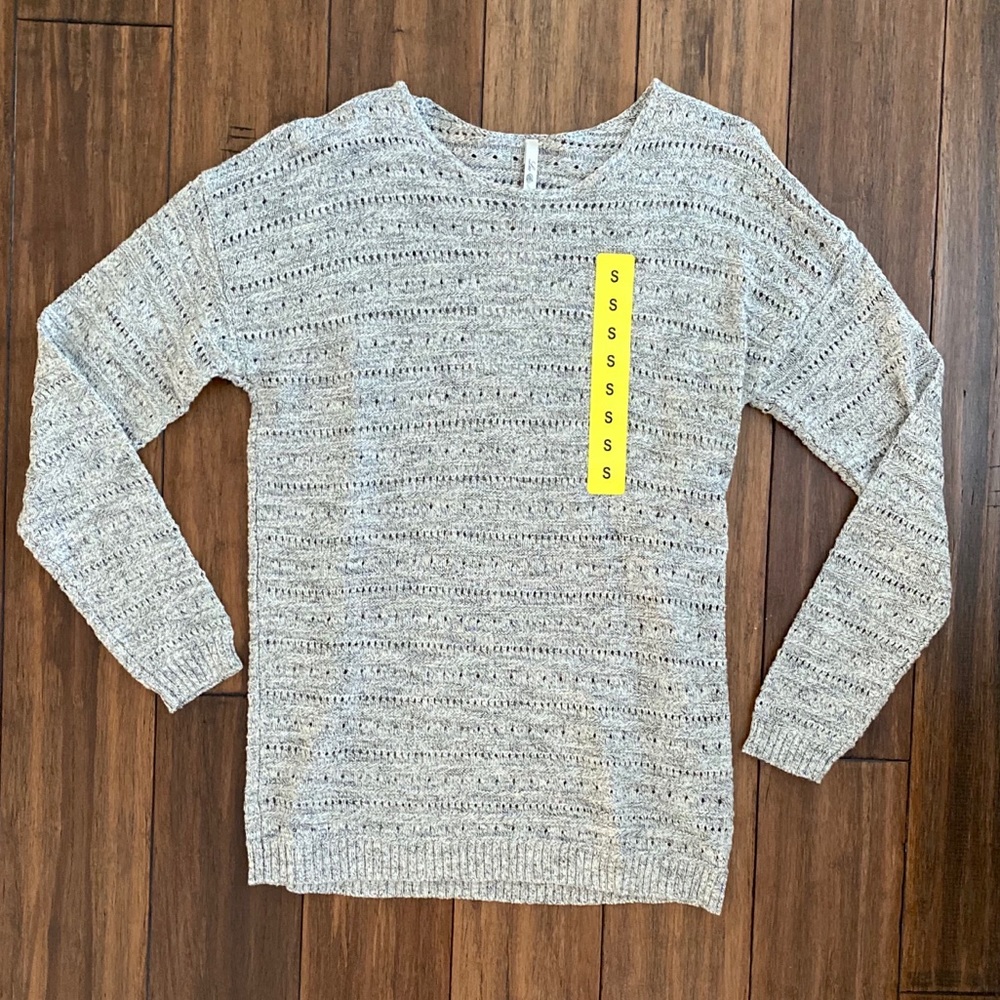 🆕 Leo & Nichole Gray Sweater size Small